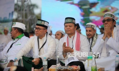 Ketua MPR RI Zukifli Hasan (kedua kiri) bersama Wakil Ketua MPR RI Hidayat Nur Wahid (kedua kanan) menghadiri reuni aksi 212 di Lapangan Monumen Nasional, Jakarta, Ahad, (2/12).