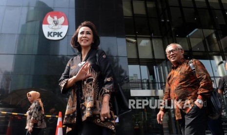 Ketua Panitia Seleksi (Pansel) Calon Pimpinan KPK Yenti Garnasih (tengah) dan anggota pansel calon pimpinan KPK usai pertemuan di Gedung KPK, Jakarta, Rabu (12/6).