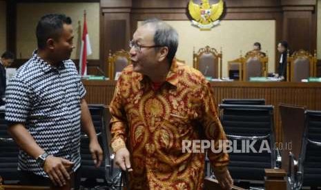 Dua terdakwa kasus korupsi proyek pengadaan KTP-el, Made Oka Masagung (kanan) dan Irvanto Hendra Pambudi bergegas keluar dari ruang sidang di Pengadilan Tipikor, Jakarta, Selasa (18/9).