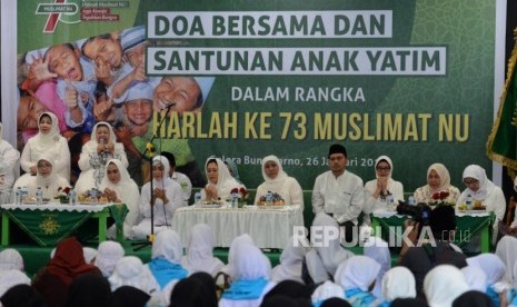 Ketua Umum PP Muslimat Nahdlatul Ulama Khofifah Indar Parawansa didampingi  Ketua Panitia Harlah ke-73 Muslimat NU Yenny Wahid saat menghadiri acara doa bersama dan santunan anak yatim di Gelora Bung Karno, Jakarta, Sabtu (26/1).