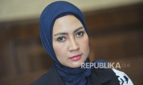 Kesaksian Fenny.  Mantan model Fenny Steffy Burase   menunggu sidang  di pengadilan tindak pidana korupsi, Jakarta, Senin (22/10).