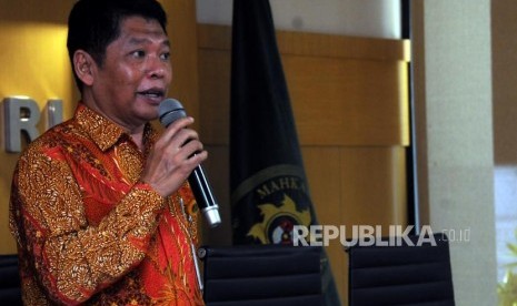 Kepala Biro Hukum dan Humas Mahkamah Agung Abdullah memberikan paparan saat konferensi pers di Mahkamah Agung, Jakarta, Jumat (12/1).