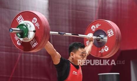 Lifter Indonesia  Eko Yuli  Irawan  berusaha melakukan angkatan saat bertanding di cabang angkat besi putra nomor 62 Kg Asian Games 2018 di Hall A Kemayoran, Jakarta, Senin (20/8).