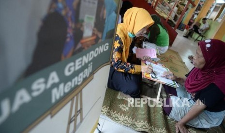 Buruh Gendong Mengaji. Buruh gendong mengaji di Sengong Endong-Endong Pasar Beringharjo, Yogyakarta, Jumat (17/5/2019).