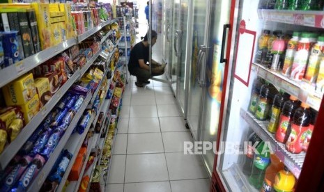 Industri Mamin Penopang PDB. Aneka macam produk makanan dan minuman ditawarkan kepada pembeli di ritel swasta, Jakarta, Kamis (14/12).