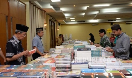 Pengunjung Hijrah Book Fest melihat  buku  dalam acara festival republik di Masjid At-Tin Jakarta, Sabtu (29/12).