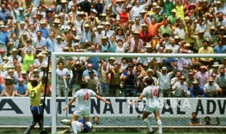 Gordon Banks saat membuat penyelamatan dari tandukan Pele. Mandatory Credit : Action Images / Sporting Pictures 