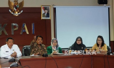 Deputi Pencegahan BNN Irjen Pol Ali Johardi, Ketua KPAI Susanto,  Komisioner KPAI bidang kesehatan dan Napza Siti Hikmawati, Komisioner KPAI bidang anak berhadapan dengan hukum (ABH) Putu Elvina, Kasubdit Pengawasan Produk Tembakau BPOM Moriana Hutabarat (kiri ke kanan) saat  saat melakukan keterangan kepada media tentang permasalahan narkotika dengan anak di Gedung KPAI, Jakarta,(6/3).