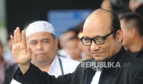 Penyidik Senior Novel Baswedan melambaikan tangan saat tiba di Gedung KPK,Jakarta, Kamis (22/2).