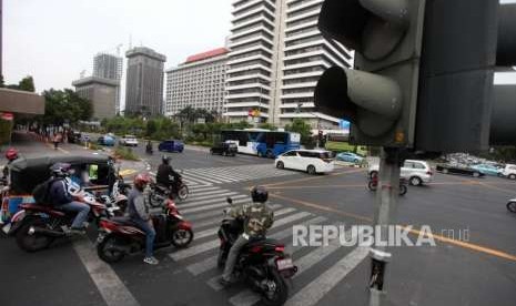 Sejumlah kendaraan motor melewati garis batas berhenti/marka lalu lintas di Kawasan Thamrin, Jakarta, Rabu (19/9).