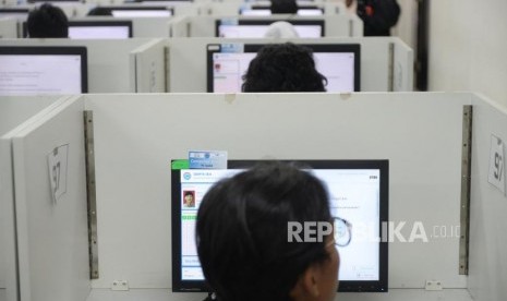 Ujian SMBPTN Berkebutuhan Khusus. Peserta mengikuti Ujian Seleksi Bersama Masuk Perguruan Tinggi Negeri (SMBPTN) 2018 dengan ujian tulis berbasis komputer di Universitas Indonesia, Depok, Jawa Barat, Selasa (8/5).