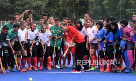 Presiden Joko Widodo bersama sejumlah atlet hoki Indonesia.