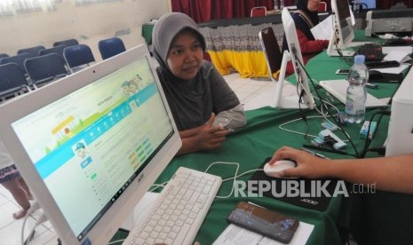 Pendaftaran PPDB Online. Orang tua mencari informasi pendaftaran Pendaftaran Peserta Didik Baru (PPDB)  mendatangi sekolah SMPN 1 Kota Bekasi, Jawa Barat, Selasa (2/7).