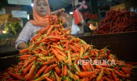 Pedagang menata cabai dagangannya di Pasar Senen, Jakarta, Senin (8/7).