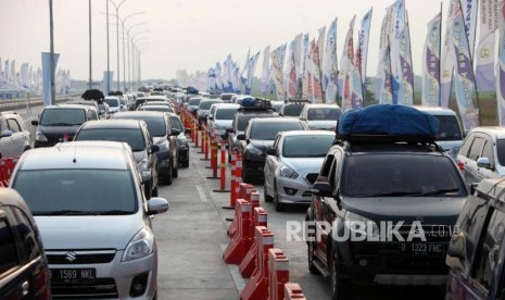 Antrean kendaraan saat melintas di Pintu Gerbang Tol  Fungsional Kertasari, Tegal, Jawa Tengah, Ahad (10/6).