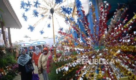 Gelaran Lebaran Betawi. Warga mengunjungi gelaran Lebaran Betawi 2018 di Kampung Budaya Setu Babakan, Jakarta Selatan, Sabtu (28/7).