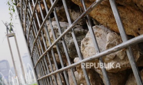 Batu gamping terumbu digunakan pada hiasan batu Gabion di Bundaran HI, Jakarta, Senin (26/8).