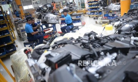 Peluncuran Varian Mercedes Benz. Proses perakitan mobil Mercedes Benz di Pabrik Perakitan Mercedes Benz Wanaherang, Bogor, Jawa Barat, Selasa (11/12).