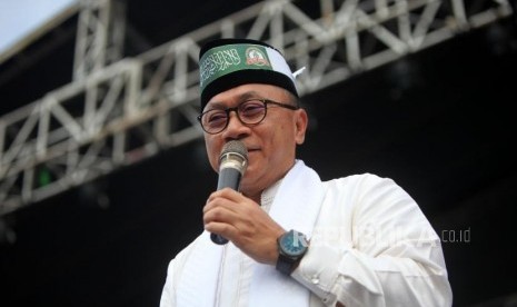 Ketua MPR RI Zukifli Hasan memberikan sambutan saat mengikuti reuni aksi 212 di Lapangan Monumen Nasional, Jakarta, Ahad, (2/12).