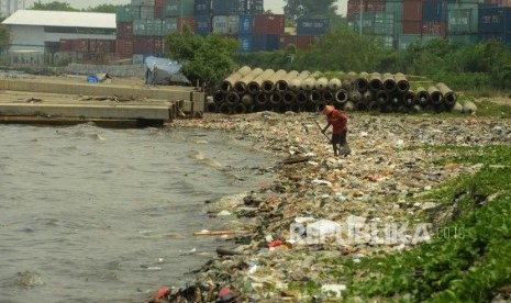 Muhammad Lasri (73) saat mencari sampah plastik untuk dijual kembali di Cilincing, Jakarta Utara, Kamis (22/11).