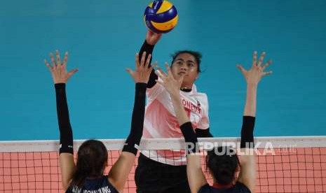 Atlet bola voli Indonesia, Aprilia Santini Manganang, melakukan smash  saat melawan tim bola voli  Korea dalam perempat final  bola voli putri Asian Games di Volley Indor Senayan, Jakarta,  Rabu (29/8).