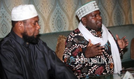 Ustadz Fadzlan Garamatan (left) along with MUI Papua Kiai Payage (right) deliver their statement in a press conference in Jakarta, on Monday (April 2).