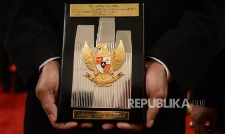 Penganugerahan Pahlawan Nasional. Palakat tanda pahlawan nasional yang diserahkan kepada ahli waris di Istana Negara, Jakarta, Kamis (8/11).