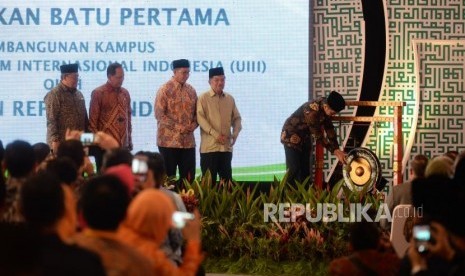 Peletakan Batu Pertama. Presiden Joko Widodo bersama Wakil Presiden Jusuf Kalla, Menteri Agama Lukman hakim Saifuddin, Menristekdikti M Nasir, dan Gubernur Jawa barat Ahmad Heryawan (dari kanan) saat peresmian simbolis peletakan batu pertama pembangunan Universitas Islam Internasional Indonesia (UIII) di Depok, Jawa Barat, Selasa (5/6).