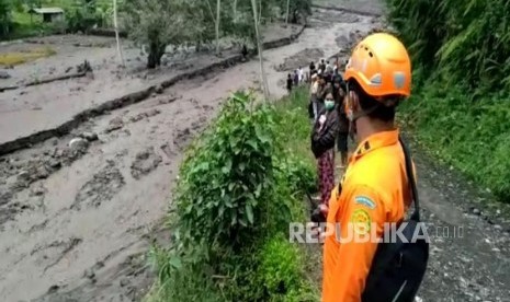 Aliran lahar dingin Gunung Agung yang melalui sejumlah sungai semakin deras. Ini juga dipicu hujan yang terus mengguyur Karangasem beberapa hari hari terakhir. 