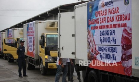 Petugas membawa truk daging kerbau dan sapi seusai Launching dan Pelepasan Operasi Pasar Kerbau dan Sapi (Stabilisasi Pangan) di Perum BULOG Divre DKI Jakarta, Kelapa Gading, Jakarta, Rabu (20/12).