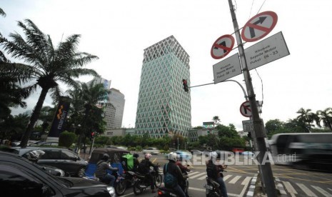 Larangan Motor. Rambu Larangan Motor menuju Jalan Thamrin, Jakarta Pusat, Selasa (07/11).