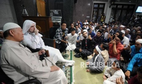 Hafidz Muda Internasional Fatih Seferagic saat menyampaikan tausiyah usai melaksanakan Sholat Maghrib di Masjid Alumni IPB, Bogor, Jawa Barat, Rabu (15/11).