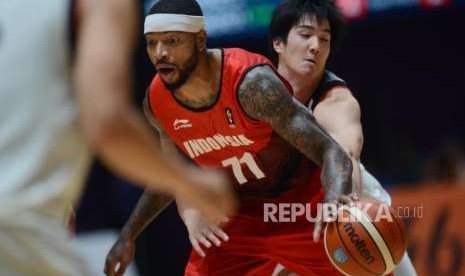 Pebasket Indonesia Jamarr Andre Johnson dibayangi oleh pebasket Jepang Taichi Nakamura pada pertandingan cabang olahraga basket Asian Games 2018 di Gelora Bung Karno, Jakarta, Jumat (31/8).