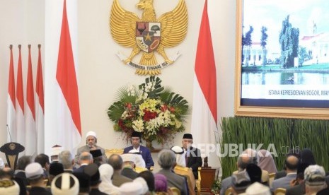 Pembukaan KTT Wasatiyah. Presiden Joko Widodo (tengah) bersama Imam Besar Al Azhar Ahmad Muhammad Ath-Thayeb (kiri), dan Utusan Khusus Presiden RI untuk Dialog dan Kerja Sama Antaragama dan Peradaban (UKP-DKAAP) Din Syamsuddin (kanan) menghadiri pembukaan Konsultasi Tingkat Tinggi (KTT) tentang Wasathiyah Islam di Istana Bogor, Jawa Barat, Selasa (1/5).