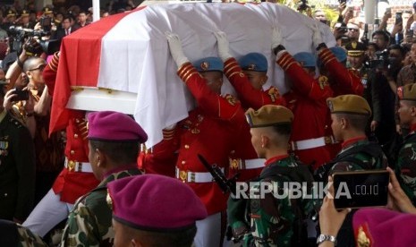 Personil TNI membawa peti jenazah almarhumah Presiden ke-3 BJ Habibie saat upacara pelepasan militer di Patra Kuningan, Jakarta, Kamis (12/9).