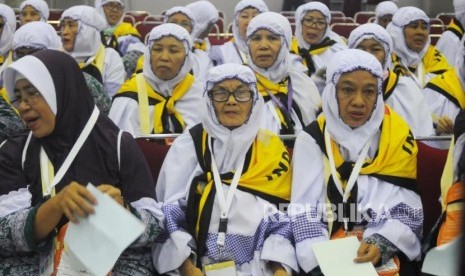 Asrama Haji Pondok Gede.Sejumlah calon jamaah haji kloter II dari Banten menunggu jadwal pemeriksaan kesehatan, di Asrama Haji Pondok Gede, Jakarta Timur, Ahad,(7/7).