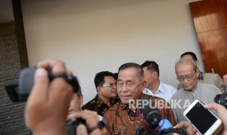 Silaturahim Dengan Buya Syafii. Menteri Pertahanan (Menhan) Ryamizard Ryacudu (kiri) menjawab pertanyaan wartawan seusai bersilaturahim di kediaman mantan Ketua Umum PP Muhammadiyah, Ahmad Syafii Maarif di Gamping, Sleman, DI Yogyakarta, Selasa (11/6/2019).