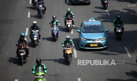 Sejumlah ojek online mengantarkan penumpang di Kawasan Tebet, Jakarta, Jumat (27/7).