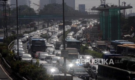 Sejumlah kendaraan terjebak kemacetan di Tol Cawang, Jalan MT Haryono, Cawang, Jakarta Timur, Kamis (16/11).