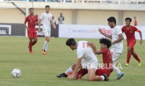 Berhasil Atasi Iran. Pesepakbola Timnas Indonesia U19 Bagus Kahfi (tengah) terjatuh berebut bola dengan pesepakbola Iran U19 pada pertandingan persahabatan di Stadion Mandala Krida, Yogyakarta, Rabu (11/9/2019).