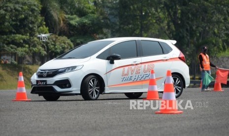 Kampanye Keselamatan Berkendara Honda. Pelatihan keamanan berkendara menggunakan Honda Jazz saat  pelatihan keamanan berkendara di Sirkuit Internasional Sentul, Jawa Barat, Ahad (15/7).