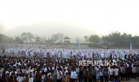 Shalat Idul Fitri di Gumuk Pasir. Umat Islam menunaikan Shalat Idul Fitri 1440 Hijriah di Gumuk Pasir Parangtritis, Yogyakarta, Rabu (5/6/2019).