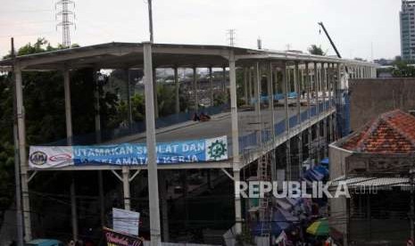 Suasana kondisi pembangunan jembatan Penyeberangan Multiguna (JPM) atau Skybridge yang masih dalam penyelesaian di Jalan Jatibaru, Tanah Abang, Jakarta, Selasa (18/9).