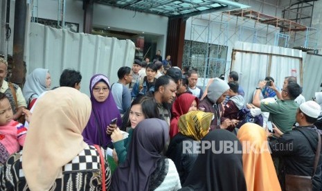 Ratusan calon jemaah umroh menggeruduk kantor PT Solusi Balad Lumampah (PT SBL), di Jalan Dewi Sartika, Kota Bandung, Rabu (31/1).