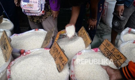 Harga Beras Naik. Pembeli memilih beras di Pasar Induk Beras Cipinang, Jakarta, Kamis (11/1).