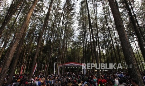 Presiden Joko Widodo menyerahkan Surat Keputusan (SK) izin Permanfaatan Hutan Perhutanan Sosial (IPHPS). 