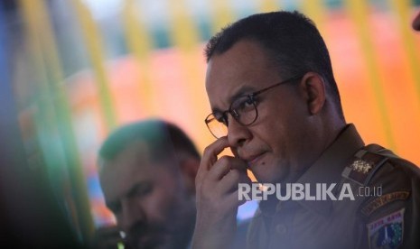 Gubernur DKI Jakarta Anies Baswedan bersiap meninjau kondisi sampah di Pintu Air Manggarai, Jakarta, Selasa (30/1).