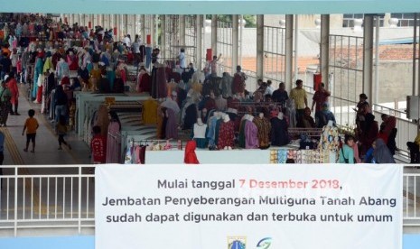 Suasana Jembatan Penyeberangan Multiguna (JPM) atau Skybridge yang telah dipenuhi pedagang di Tanah Abang, Jakarta.