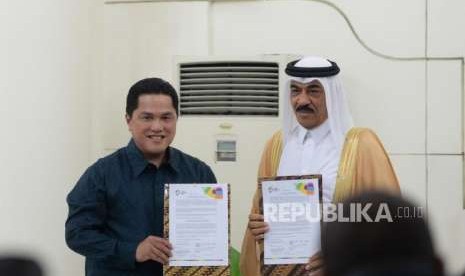 Qatar Airways Sponsori Asian Games. Ketua Inasgoc Erick Thohir (kiri) bersama Duta Besar Qatar untuk Indonesia Ahmad Bin Jassim Mohammed Ali Al-Hamar saat penandatangan kerja sama Asian Games XVIII di Kantor Wakil Presiden, Jakarta, Kamis (9/8).