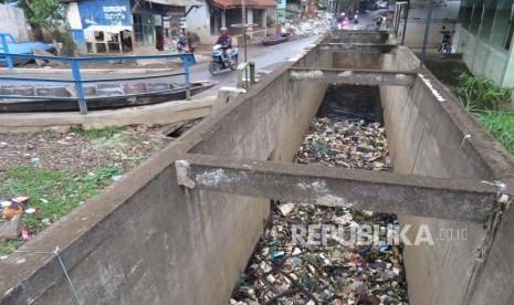 Sebuah sungai kecil dipenuhi sampah dan limbah yang menuju langsung ke aliran Sungai Citarum (ilustrasi) 